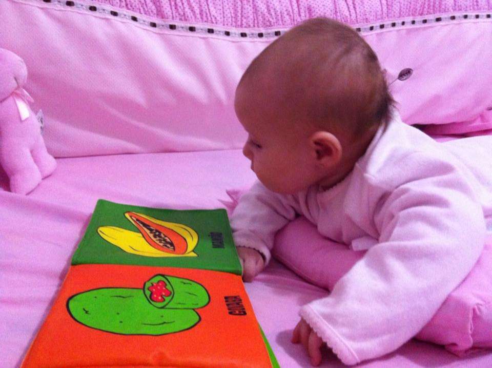 Bebe lendo livro